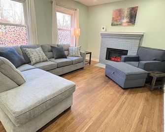 3 Bedrooms 4 Beds 2 Bathroom Single Family Home 5 Minutes to Quantico - Triangle - Sala de estar