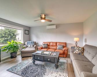 Deck and Patio Inviting Abode in Natrona Heights! - Natrona Heights - Living room