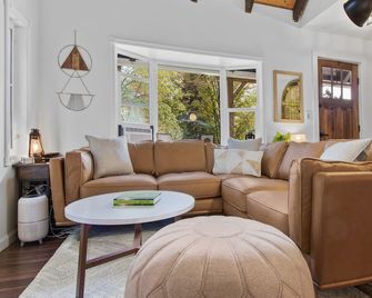 Quinn Hollow - Hunter Mountain Ski Cabin, Hot Tub - Hunter - Living room