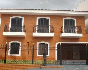 Black Hostel - Bauru - Building