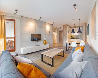 Aquarius, Sun & Snow - סופוט - סלון