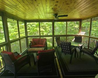 Redwing Lake house, waterfront property on Muskrat lake. Game room & big dock. - Pembroke - Balkon