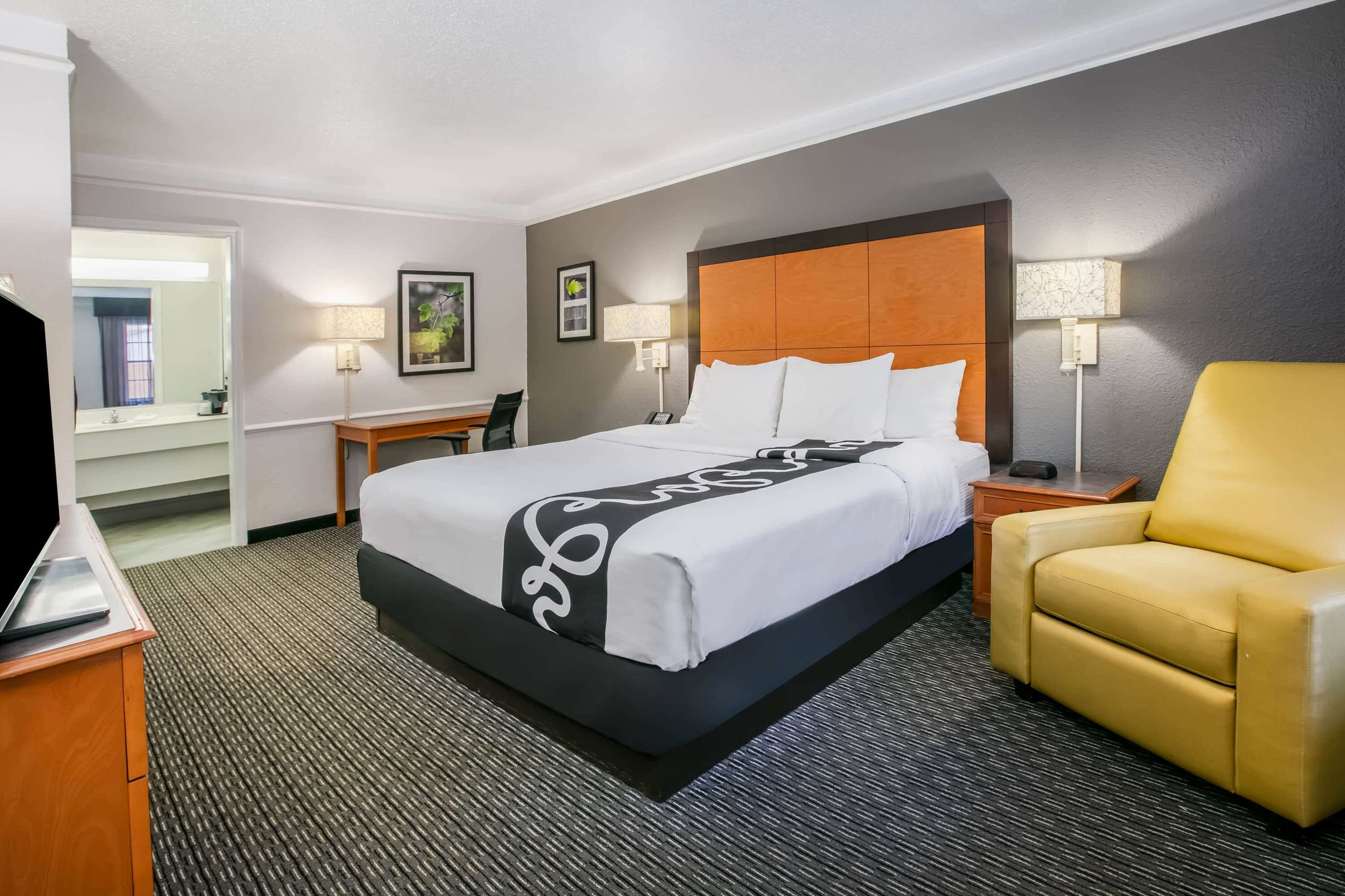 La Quinta Inn By Wyndham Dallas Uptown thumbnail 3