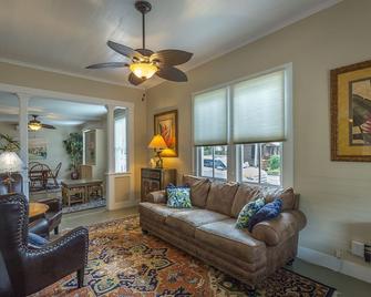 Heart Of Historic Apalachicola, Nostalgic Florida Blue Moon Cottage - Apalachicola - Huiskamer