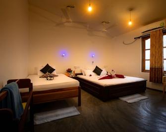 The Surf Access Guest House - Arugam - Bedroom