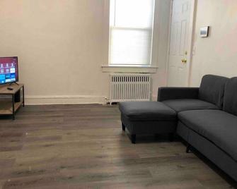 Spacious 2 bedroom apartment with 1 bathroom and private street entrance - Paterson - Sala de estar