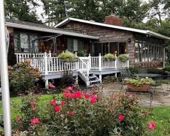 Nancys Touch, A Waterfront Paradise - North East - Gebouw