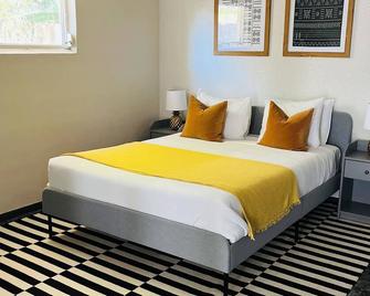 Cozy suite with separate entrance. - New Port Richey - Bedroom