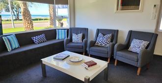 Ohope Beach Motel - Whakatane - Living room