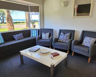 Ohope Beach Motel - Whakatane - Living room