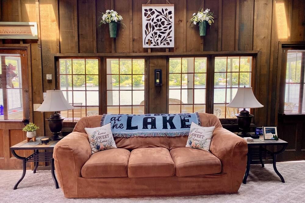 Cottage on Laurel Lake with Garage Loft that sleeps up to 15