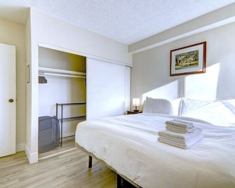 Spacious Top Floor at Stampede w Free Parking and AC - Calgary - Slaapkamer