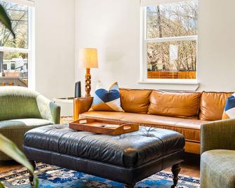 Hickory House - Family/Group and Pet-Friendly Retreat Near Lockhart Square! - Lockhart - Living room