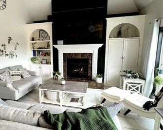 Lakefront Retreat with Stunning Pool. Near Ft. Eisenhower, & Augusta National. - Evans - Living room