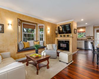 Heart Of Healdsburg - Wine Tastings Included - Healdsburg - Living room