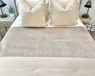 Luxury & Elegance @ Large Private Home, 3baths, Centralac, Washer/Dryer, Parking - Bronx - Bedroom