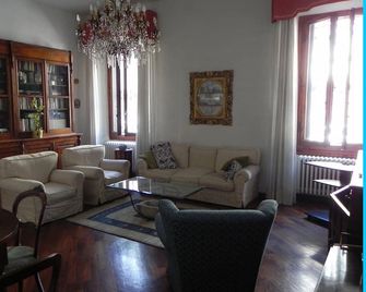 Charming Apartment with Parking - Close To Town Centre - Florence - Lounge