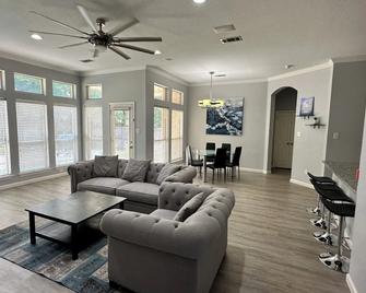 New Spacious 5-bedroom Home for Large Family - Garland - Obývací pokoj