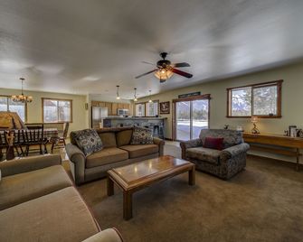 Lakefront Escape by Casago Mccall - Donerightmanagement - Donnelly - Obývací pokoj