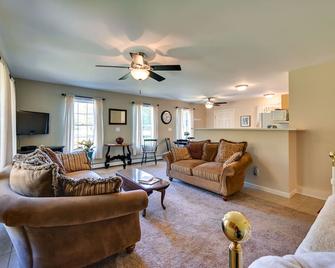 Quiet Killingworth Rental with Deck and Grill! - Deep River - Sala de estar
