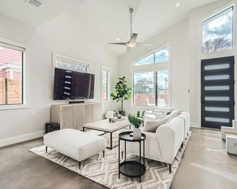 Grand Oasis At E Austin With Pool - Austin - Dining room