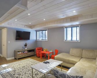 Muskoka Forest Chalet with a Private Indoor Pool - Lake of Bays - Living room