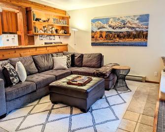 Aspens-Beautiful mountain condo in great location! - Wilson - Living room