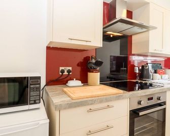 BAY TOR, with a garden in St Margaret's At Cliffe - Dover - Kitchen