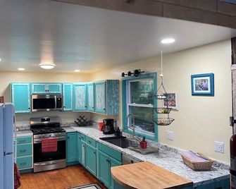Serene, isolated beach-front cottage with newly renovated kitchen - Gouldsboro - Cocina