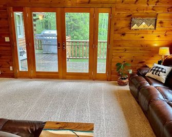 Lazybearlodge~cozy Lodge With Hot Tub & Pool Table - Farmington - Living room