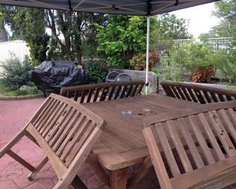 Country Rose Motel Warwick - Warwick - Innenhof