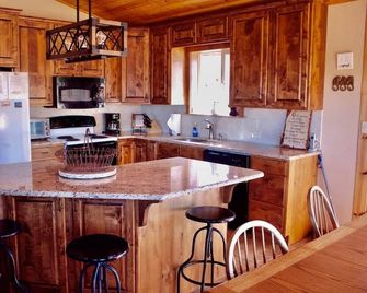 Upper Aspen Lakehouse Cabin at Skagway Reservoir - Victor - Kitchen