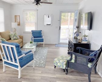 3-bed Adorable Cottage! Simpsonville, 5-Forks, Greenville, Greer, Mauldin - Simpsonville - Living room
