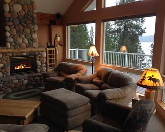Beautiful private waterfront on Lake Coeur d`Alene. Beach and dock. - Worley - Sala de estar