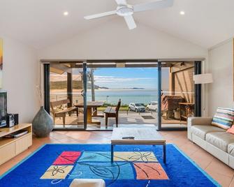 Beach Duplex 72b Marine Dr - Fingal Bay - Shoal Bay - Wohnzimmer