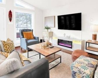 The Birds Nest - Waterfront - Hot tub - pool table - Roseneath - Living room