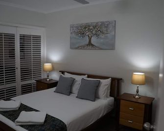 Airlie Seaview Apartments - Airlie Beach - Bedroom