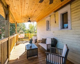 The Hidden Hideaway on College - Macon - Balcony