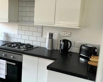 Grimsby Workers Haven 4 Bed Renovated House Sleeps 8 - Grimsby - Kitchen