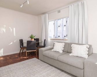 Kiandra Bantry Bay Renovated 2-Bed Near Promenade - Sea Point - Salon