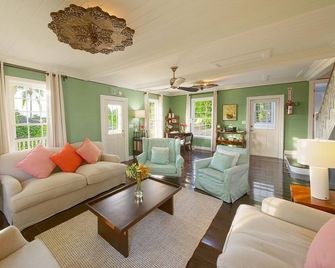 3/BR 3/BA Character home in Governors Harbour! - Governor’s Harbour - Living room