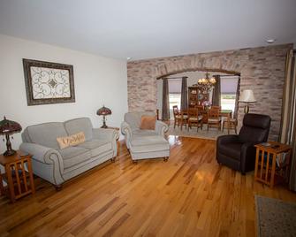 Aunt B's Cottage~~Minutes from Hiking, Kayaking, and Waterfalls - Sparta - Sala de estar