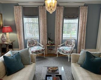 Historic Charm with modern amenities in Exeter, NH. 3 Bedrooms & Walk to town - Exeter - Living room