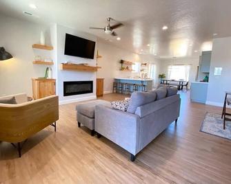 Stylish Family Home in Kanab 40 Mins to Zion NP - Kanab - Living room