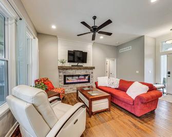 Platte City Retreat with Patio, Near Kansas City! - Platte City - Living room