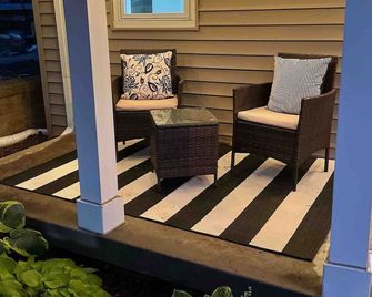 2 bed, 2 bath West Plaza House, yard, parking! - Kansas City - Uteplats