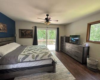 Private cabin with high speed WiFi, firepit, and waterfront at Lake Anna! - Spotsylvania - Bedroom