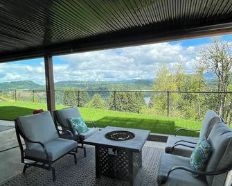 Mossyrock, WA Charming Retreat with Lake Views! - 모시락 - 발코니