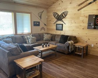 Ultimate Cabin Getaway with Hot-Tub and Fire Pit - Hunter - Living room