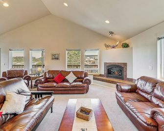 Coastal Oregon Home Walk to Dock! - Newport - Salon